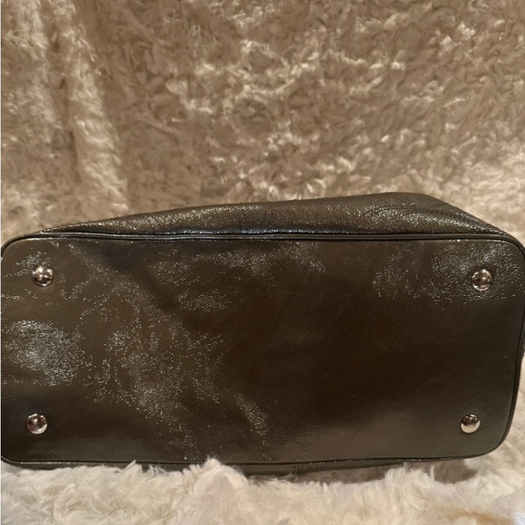 Shiny silver medium shoulder bag. With blue lining and silver hardware. - Picture 3 of 9